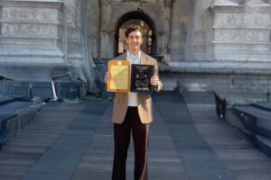 Luigi Zeno premiato al Maschio Angioino come Miglior Giovane Attore Italiano: un riconoscimento firmato dallo scultore Domenico Sepe