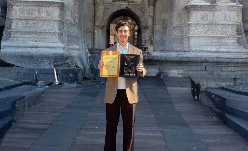 Luigi Zeno premiato al Maschio Angioino come Miglior Giovane Attore Italiano: un riconoscimento firmato dallo scultore Domenico Sepe