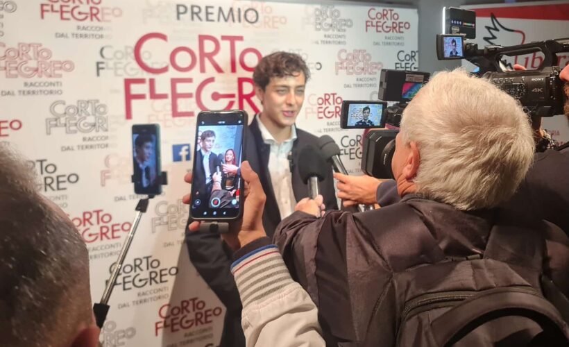 Luigi Zeno trionfa al Corto Flegreo 2026: Miglior Giovane Attore per il cortometraggio contro il bullismo
