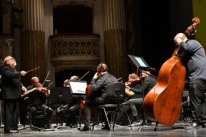 Solisti, coro e orchestra durante il concerto del Requiem di Mozart a Secondigliano