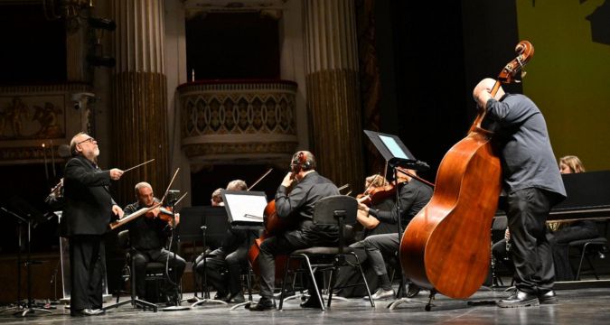 Solisti, coro e orchestra durante il concerto del Requiem di Mozart a Secondigliano